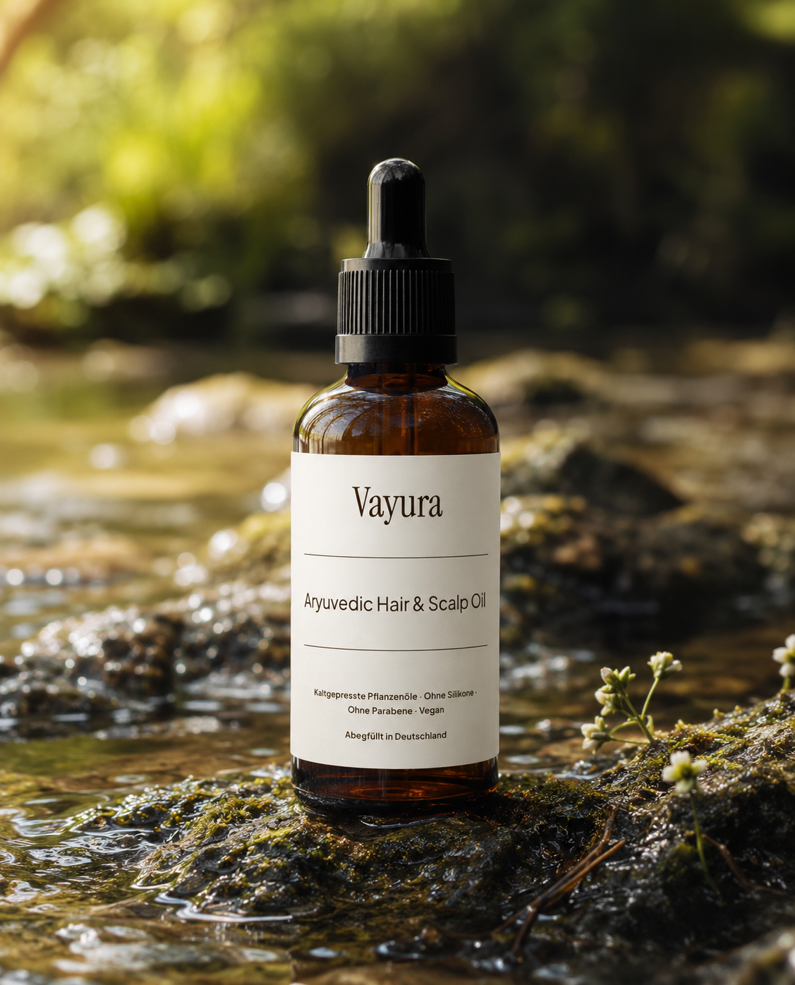 Vayura Hair & Scalp Oil auf einem Waldweg